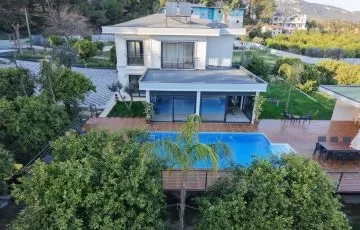 Kemer'de mustakil dev bahçeli villa 