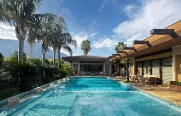 Kemer'de denize yütüme tek katlı benzersiz özel tasarım villa
