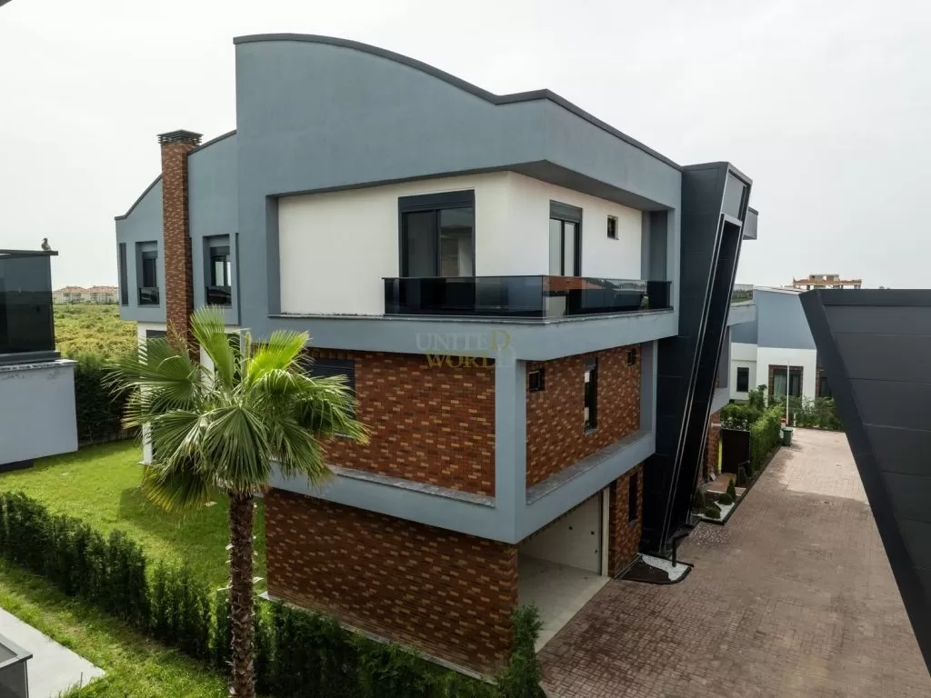 8-bedroom_triplex_villa_in_antalya_suitable_for_citizenship_(2).jpg