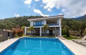 Kemer'de açık manzaralı ve tam mahremiyet sunan lüks villa satılık.